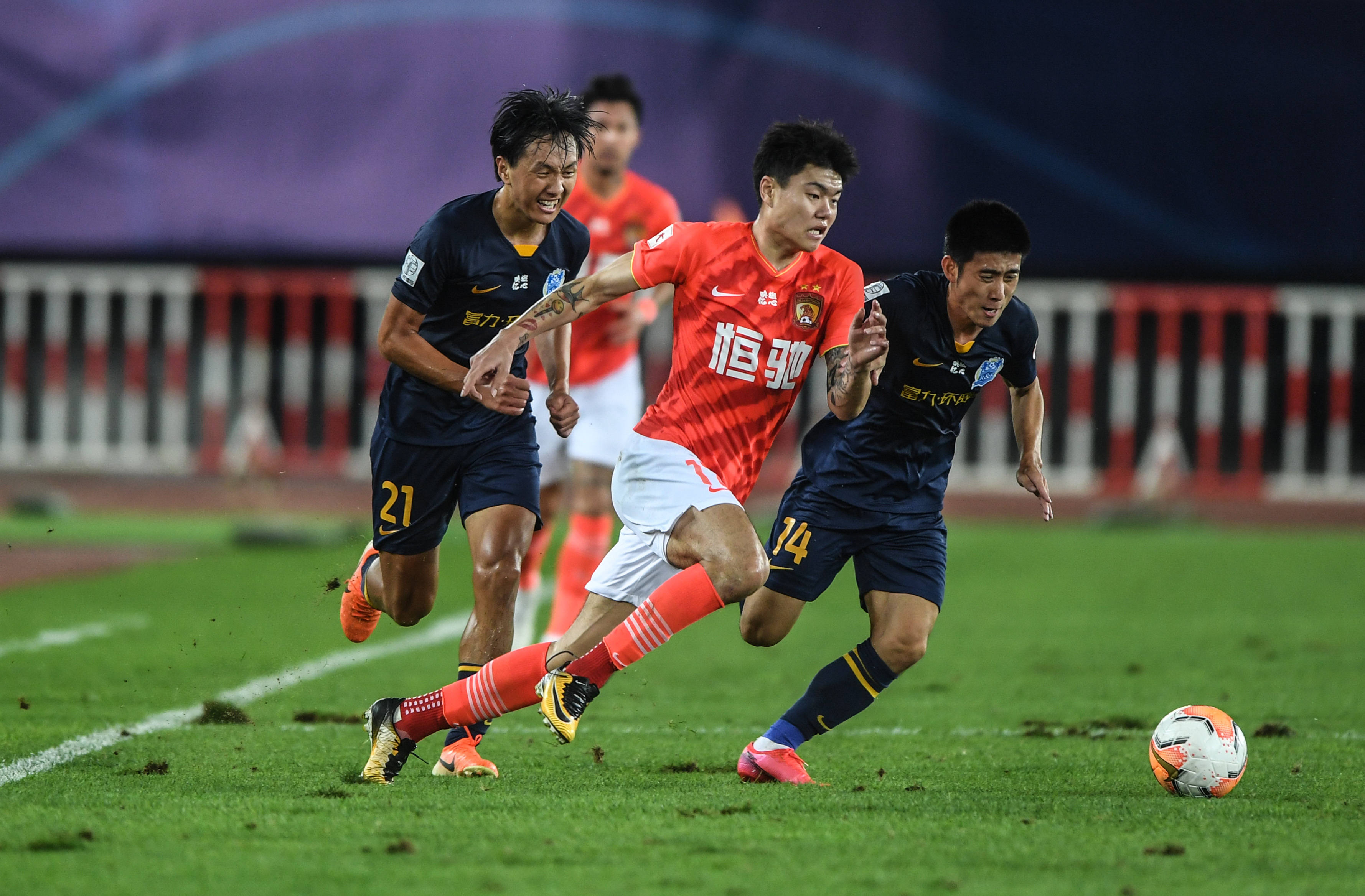 幫助他在紅 幫助他在紅